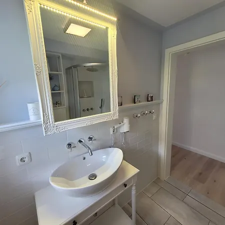 Grosse Mit Kamin, Garten & 2 Baedern Nahe Ostsee Appartement
