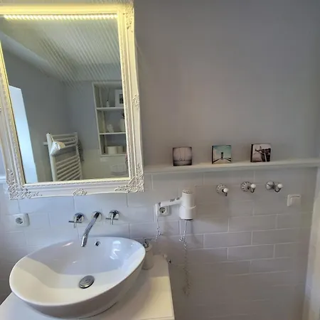 Appartement Grosse Mit Kamin, Garten & 2 Baedern Nahe Ostsee *